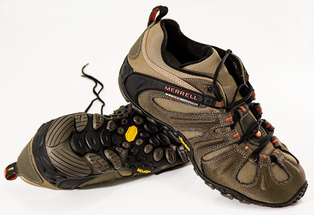 sepatu putih sneakers