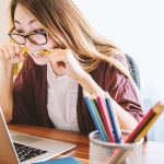 Mahasiswa belajar dengan laptop