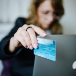 Berbelanja online dari rumah dengan laptop