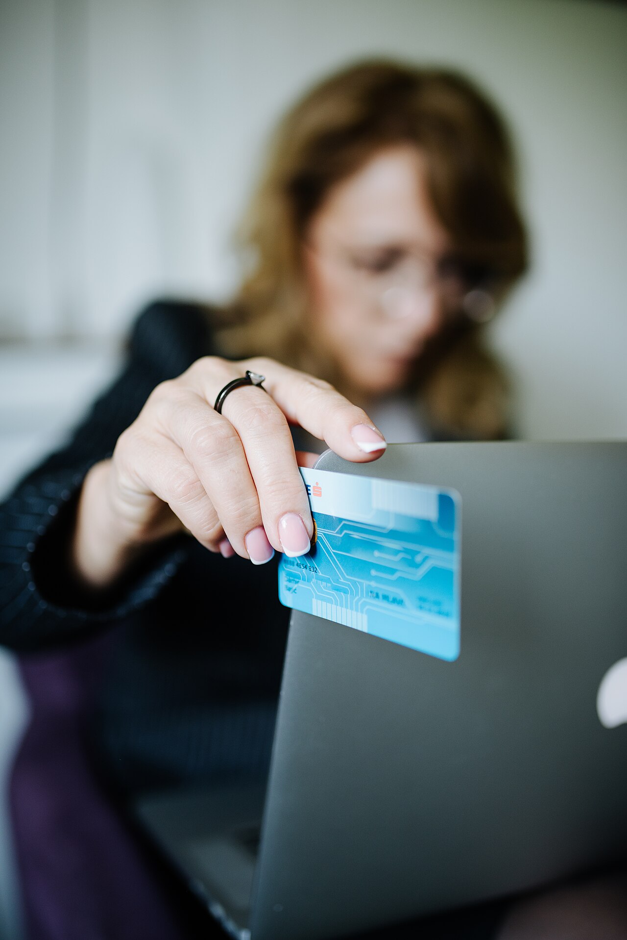 Berbelanja online dari rumah dengan laptop