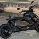 Skuter listrik di jalan kota